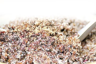 9旬老翁靠卖玫瑰花养活8孩子 笑称爱花胜于老伴