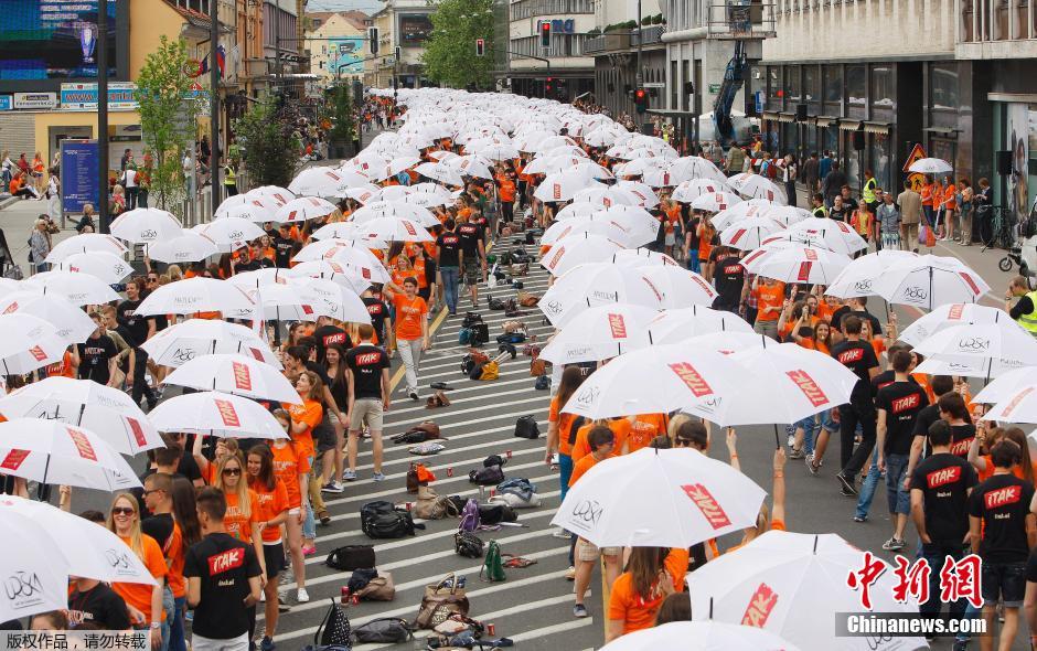 　　当地时间5月23日，斯洛文尼亚卢布尔雅那，超4000名毕业生手持雨伞参加集体舞蹈庆祝毕业。
