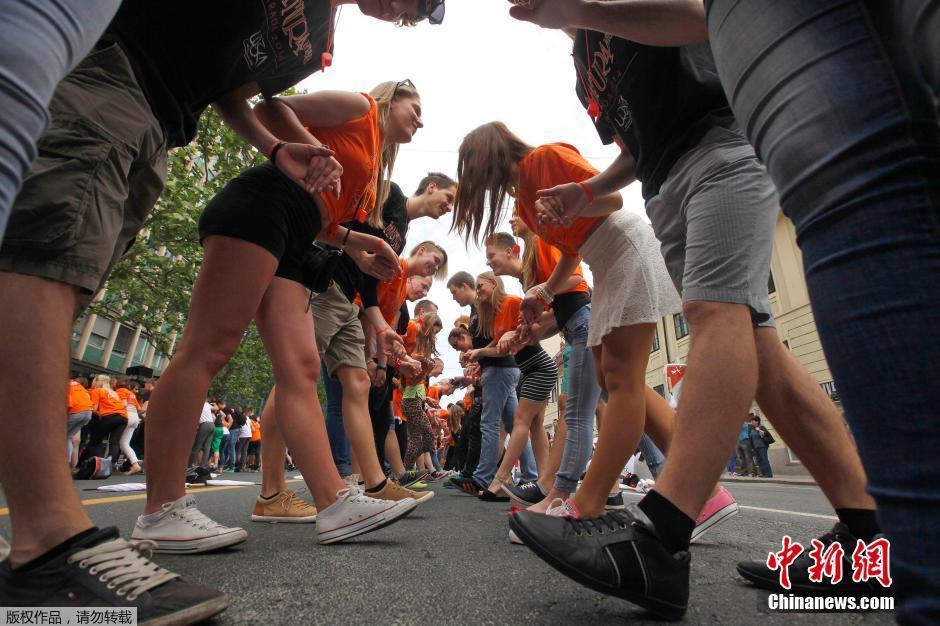 　　当地时间5月23日，斯洛文尼亚卢布尔雅那，超4000名毕业生手持雨伞参加集体舞蹈庆祝毕业。