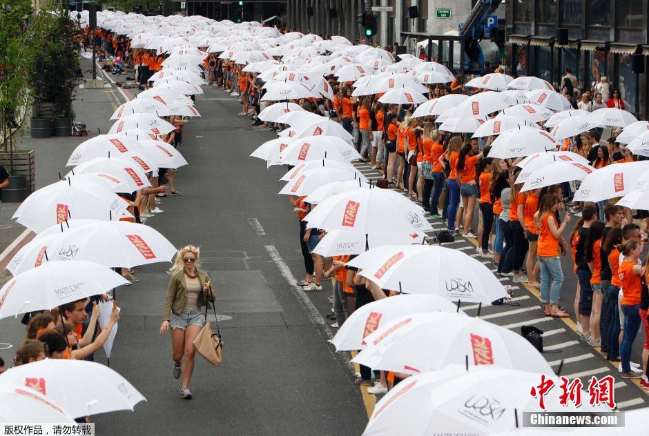 　　当地时间5月23日，斯洛文尼亚卢布尔雅那，超4000名毕业生手持雨伞参加集体舞蹈庆祝毕业。
