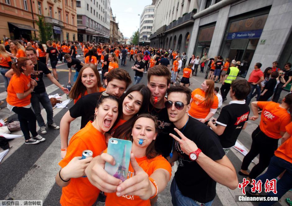 　　当地时间5月23日，斯洛文尼亚卢布尔雅那，超4000名毕业生手持雨伞参加集体舞蹈庆祝毕业。