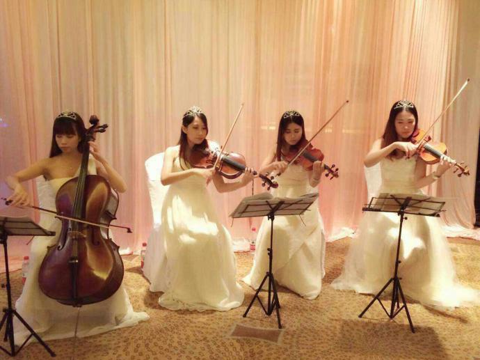 广东中山又现豪华婚礼 新娘身上挂70个金手镯(图)