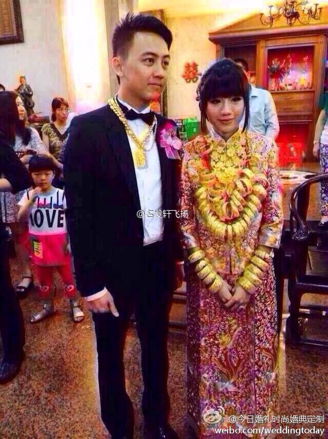 广东中山又现豪华婚礼 新娘身上挂70个金手镯(图)