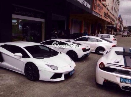 广东中山又现豪华婚礼 新娘身上挂70个金手镯(图)