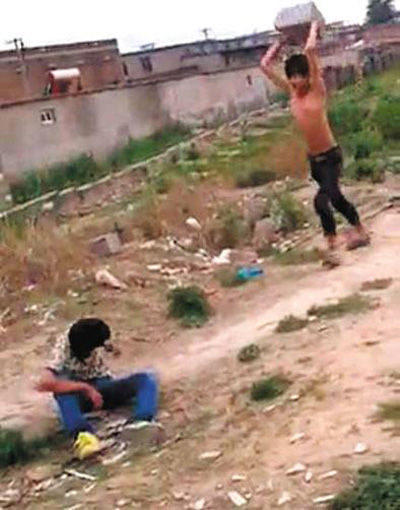 北京3人围殴14岁少年近9分钟 搬石块砸其背部【2】