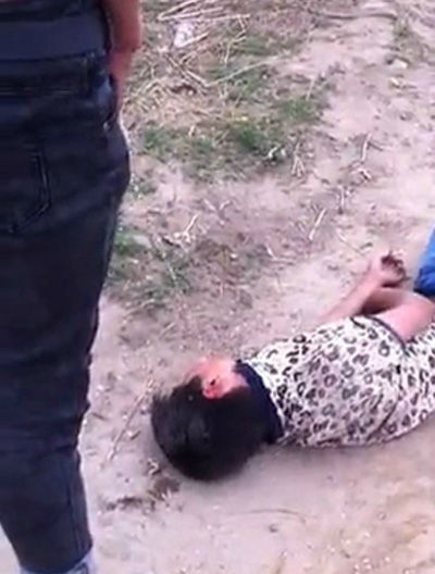 北京3人围殴14岁少年近9分钟 搬石块砸其背部【3】