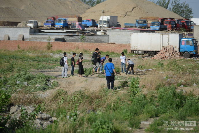 北京3人围殴14岁少年近9分钟 搬石块砸其背部【10】