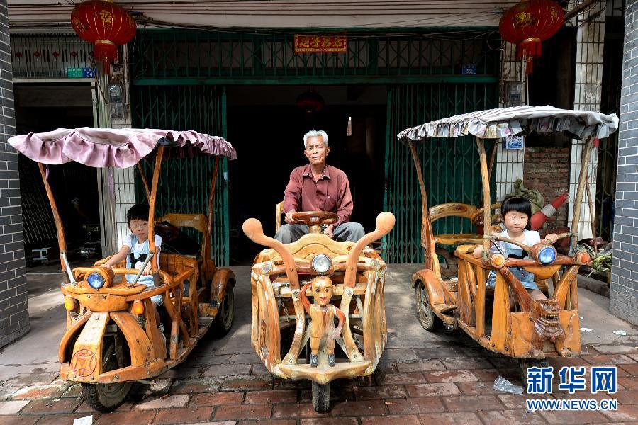 #（社会）（1）广西柳州一老人手工造车送孙女上学