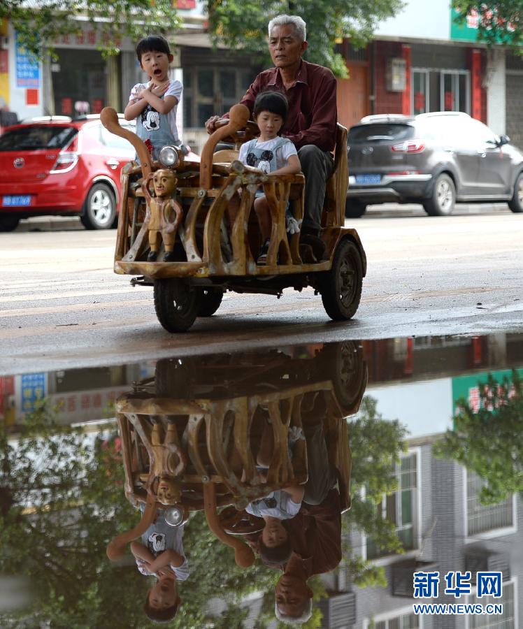 #（社会）（3）广西柳州一老人手工造车送孙女上学