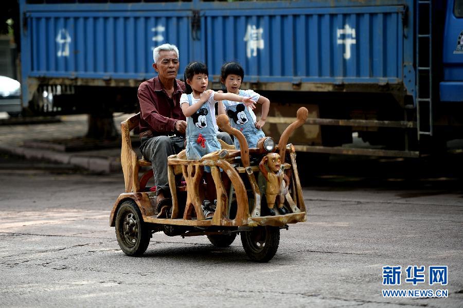 #（社会）（2）广西柳州一老人手工造车送孙女上学