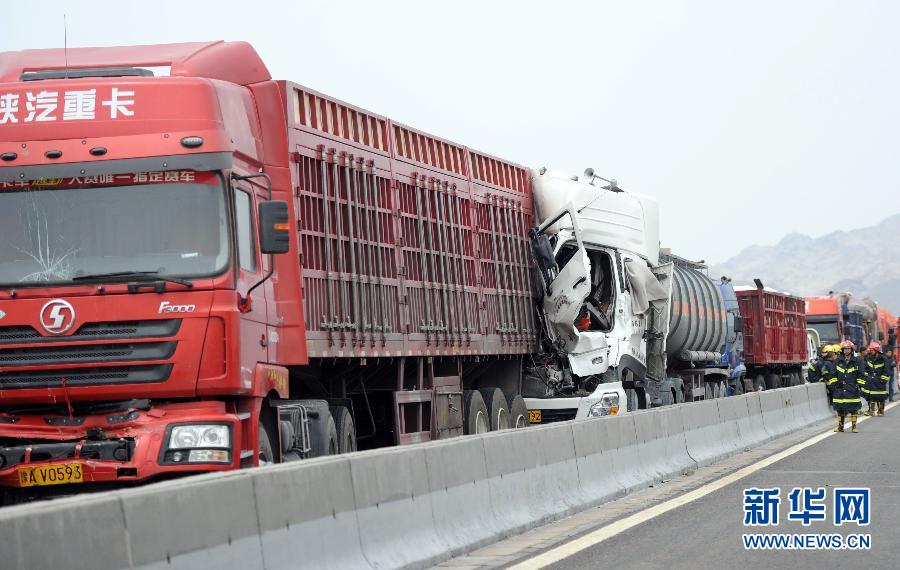 #（新华网）（3）吐乌大高等级公路小草湖段发生追尾事故致“粗苯”泄露