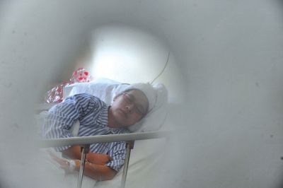 6月3日，被打的值班医生在病房接受治疗。新华社发