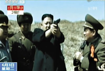 金正恩示范手枪射击。