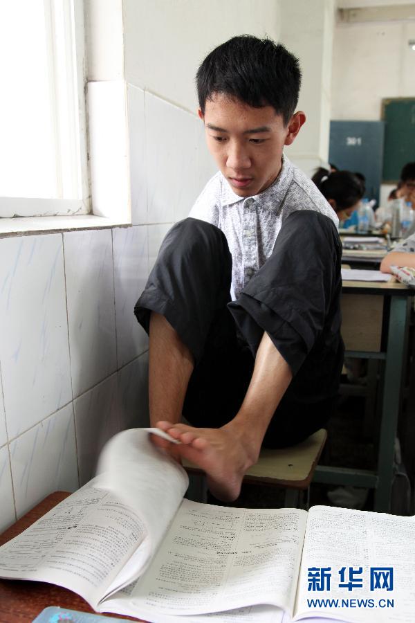 #（社会）（1）四川攀枝花无臂男孩的大学梦