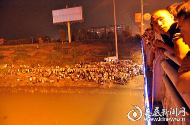 河南男子救落水女遇难 民众现场捐款3万元