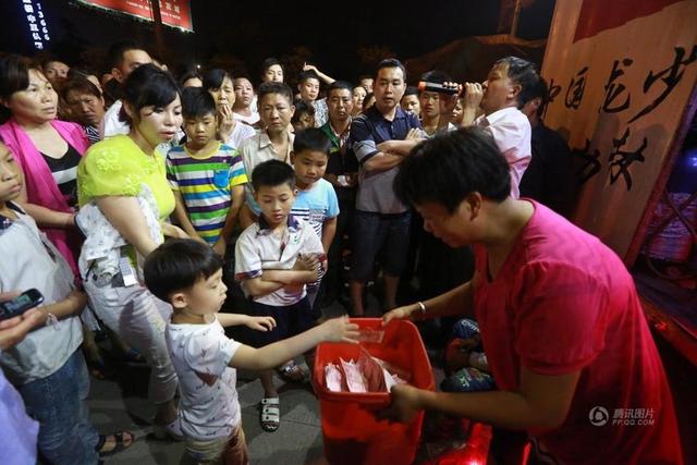 河南男子救落水女遇难 民众现场捐款3万元