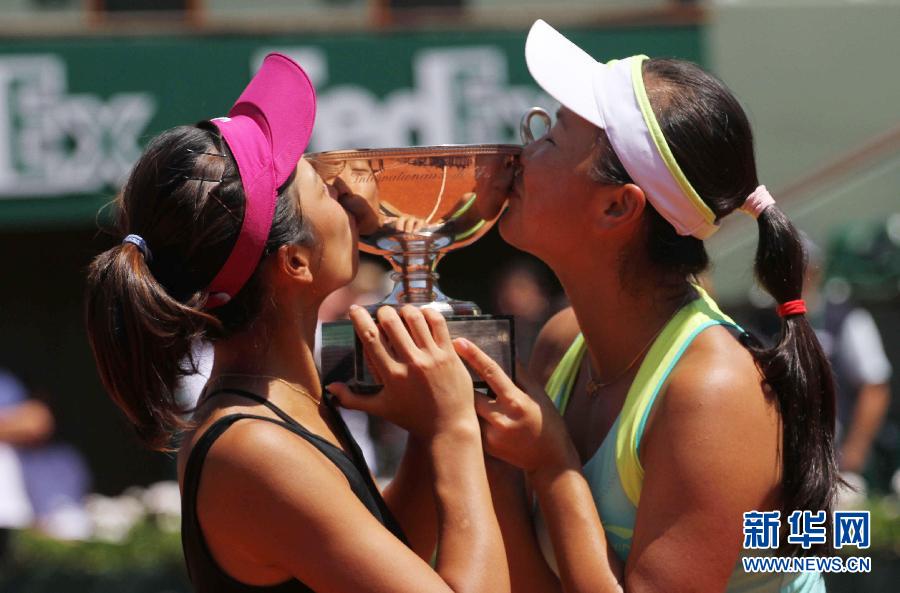 （体育）（17）网球——法网：彭帅/谢淑薇女双夺冠
