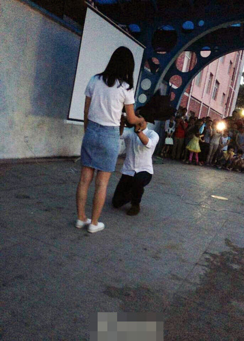 吉林一大四学生向女老师求婚