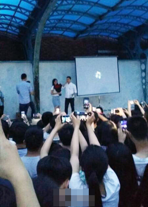 吉林一大四学生向女老师求婚