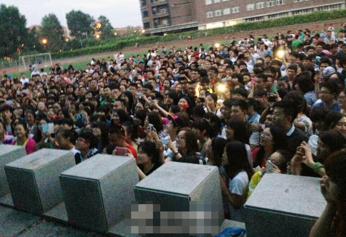 吉林一大四学生向女老师求婚