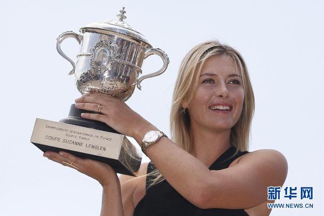 （体育）（3）法网——莎拉波娃携奖杯留影埃菲尔铁塔 