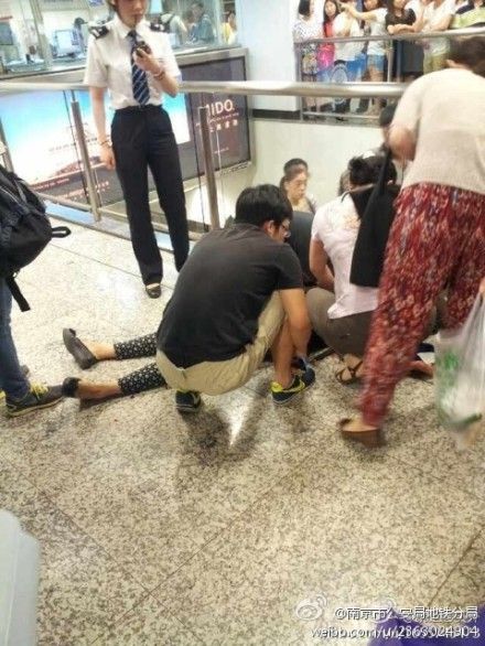 由于其中一刀伤及心脏部位，丁某经抢救无效死亡