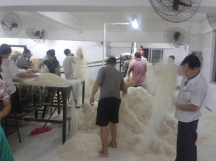 但无论事件真假，“东莞臭脚米粉”这样的网帖是具有一定杀伤力的。从大量网友的评论中可以看出，首先是市民感到不安，他们一直引以为傲的东莞米粉真是这样做出来的？平日里一食一饭能否确保安全？其次，是不少网友直指不堪入目的食品加工暴露出相关部门的监管缺位。还有不少人担心，可能此事并未发生在东莞，东莞再次被无端“污名化”。