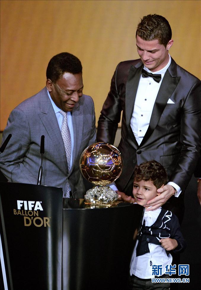图为2014年1月13日，葡萄牙球员克里斯蒂亚诺·罗纳尔多（上右）在获得2013年度金球奖后与儿子小克里斯蒂亚诺·罗纳尔多（下）上台领奖。新华社/路透