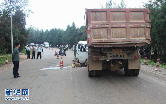 （新华网）云南昆明一旅游专线发生交通事故致6死6伤