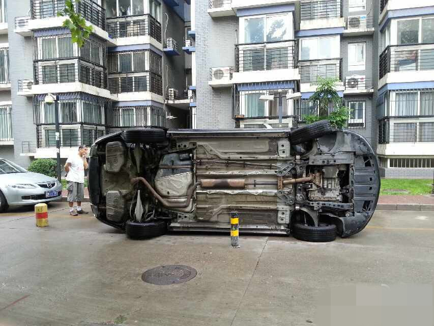 北京:车辆因堵住小区道路被居民开车撞翻(图)