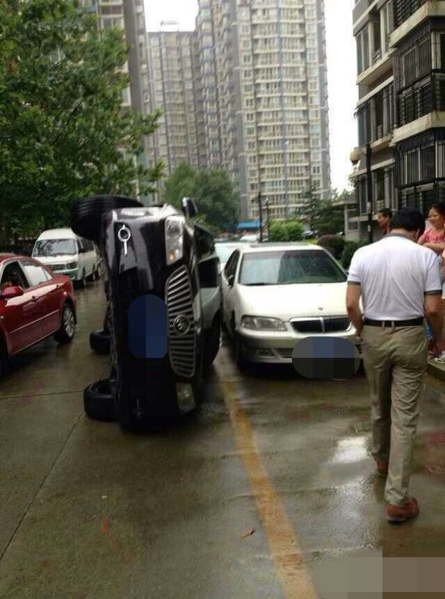 北京：车辆因堵住小区道路被居民开车撞翻(图)