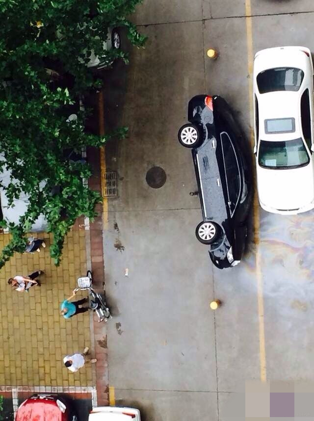 北京：车辆因堵住小区道路被居民开车撞翻(图)