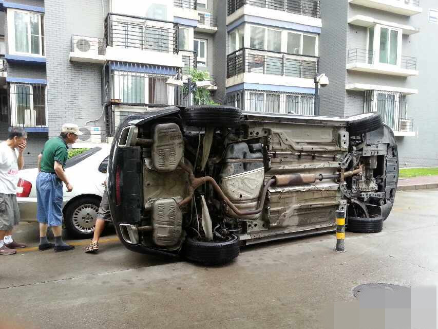 北京：车辆因堵住小区道路被居民开车撞翻(图)