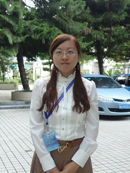 北大女生全年级仅一人 拍毕业合影走红