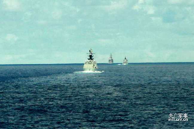 6月19日下午，参加“环太平洋-2014”演习的多国特混编队中的部分军舰进行了主炮射击演练。