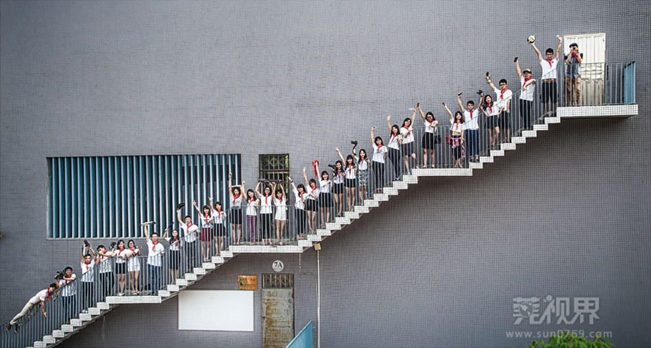 东莞大学生在厕所拍毕业照(组图)