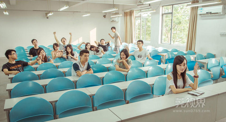 东莞大学生在厕所拍毕业照(组图)