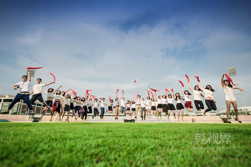 东莞大学生在厕所拍毕业照(组图)