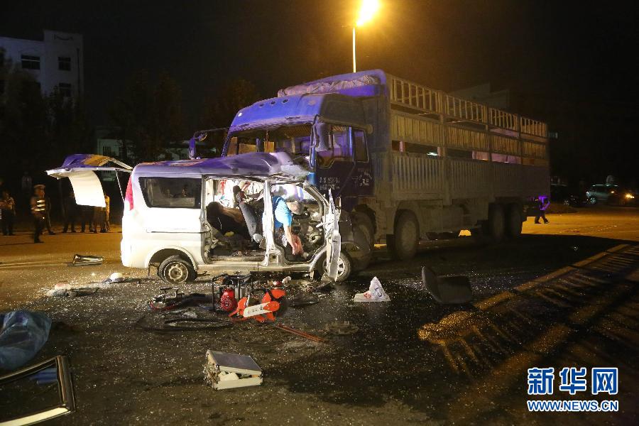 #（晚报）（1）哈尔滨大货车与面包车相撞8人死亡