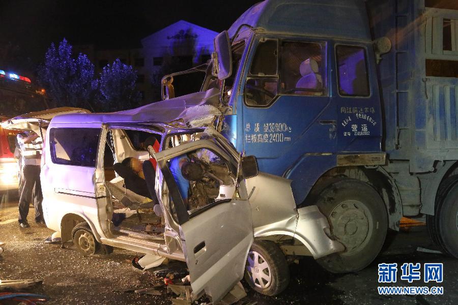 #（晚报）（2）哈尔滨大货车与面包车相撞8人死亡