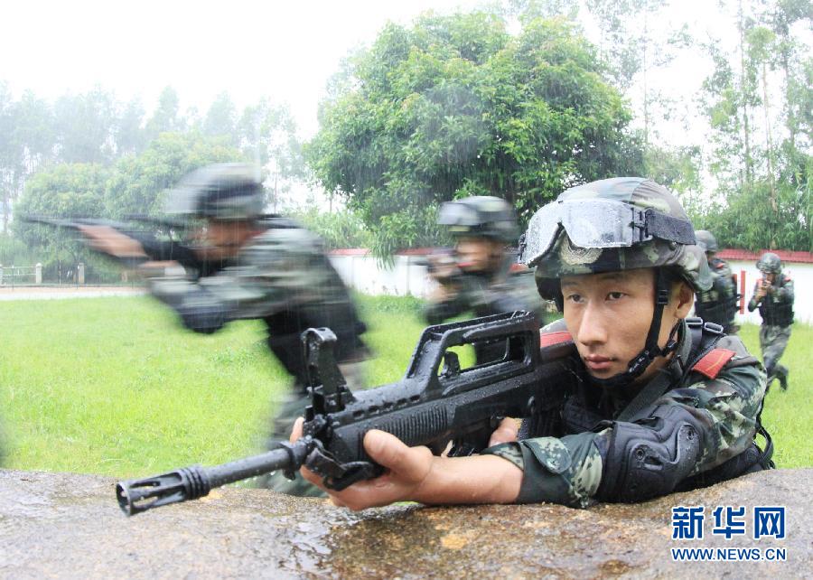#（社会）（2）广西武警雨中砺精兵