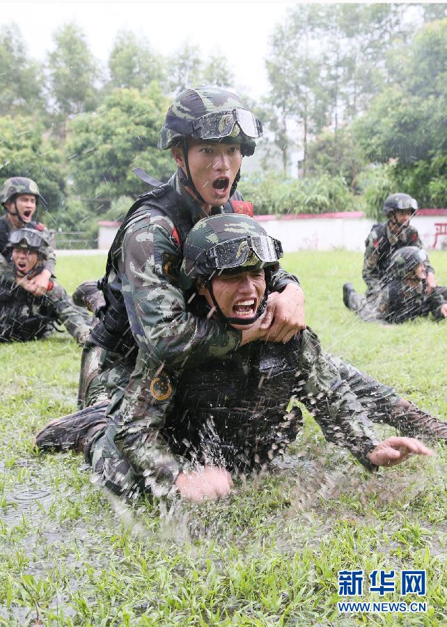 #（社会）（4）广西武警雨中砺精兵