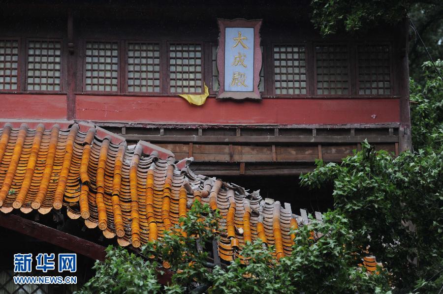 （晚报）（2）岳麓书院内古树压倒大成殿致一死两伤