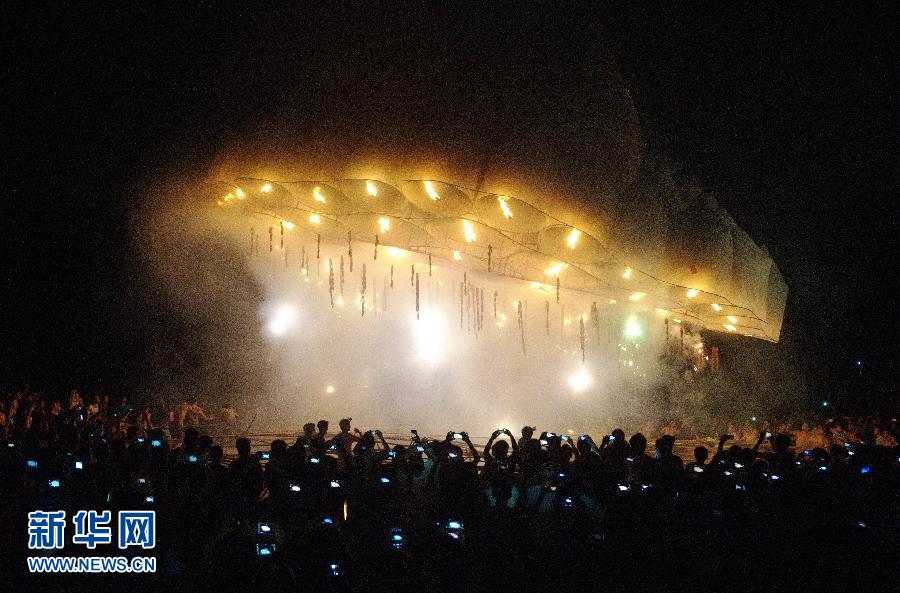 #（社会）（1）海南琼海村民成功放飞直径40米特大天灯