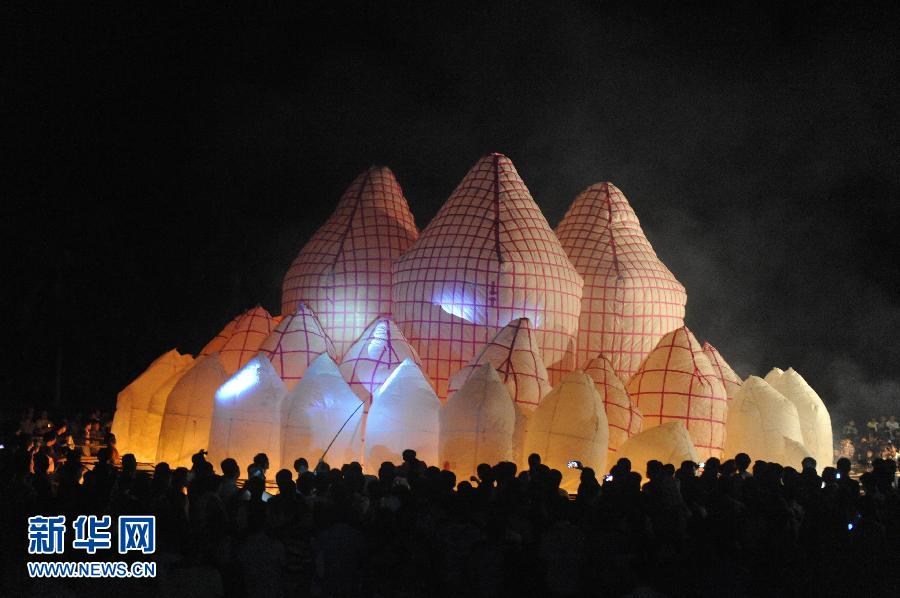 #（社会）（2）海南琼海村民成功放飞直径40米特大天灯