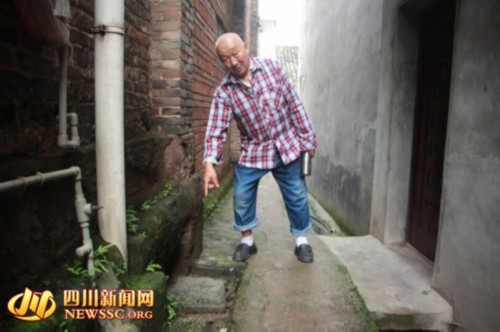 3岁女孩儿被13岁少女扔粪坑窒息死亡