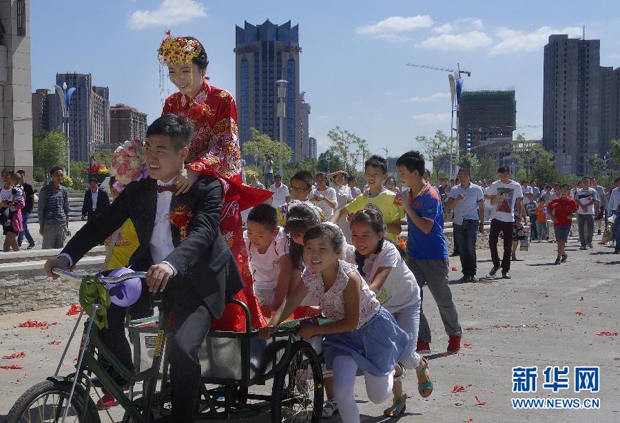 （晚报）（1）三轮车迎亲