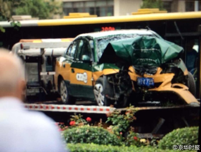 北京一出租车撞树3人亡【5】