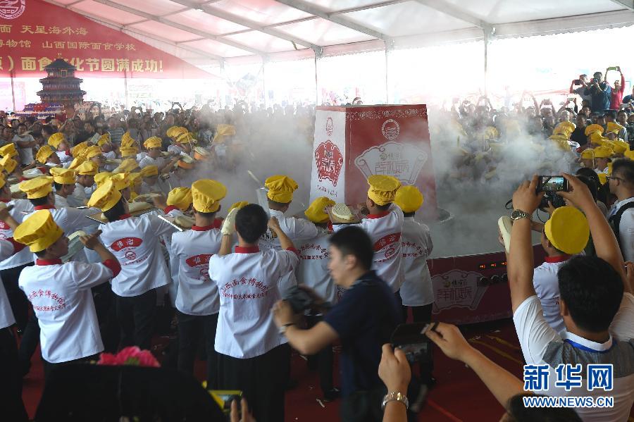 （晚报）（1）太原面食文化节上演“百人削面”