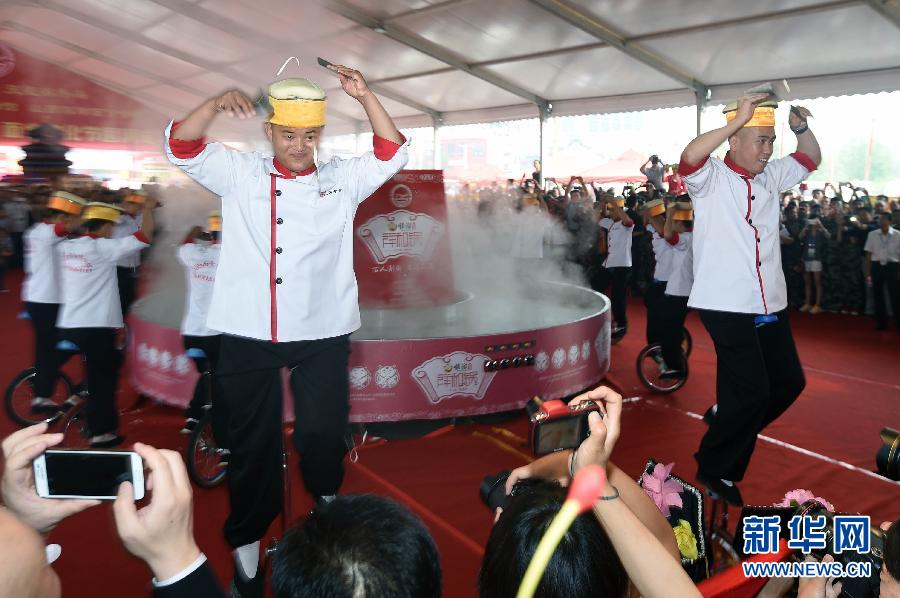 （晚报）（2）太原面食文化节上演“百人削面”